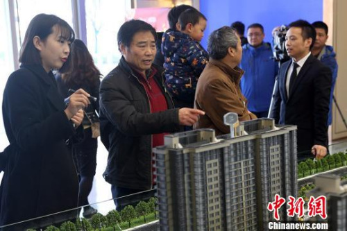 市民在一家楼盘内咨询。　泱波 摄