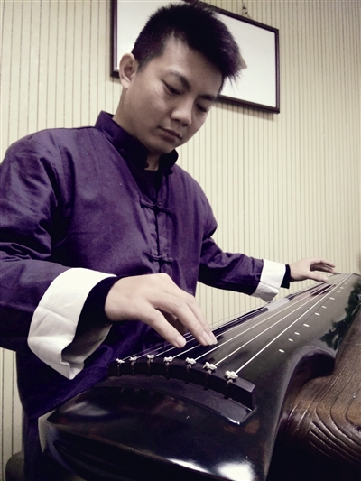 孟浩 字九泫,承家学,自幼研习书、画、篆刻。后师承魏兵然老师。入杭州师范大学美术学院研读书法篆刻专业。后受教于李早、陈墨等西泠印社诸师,先后参展“全国首届篆书展”、第四、第五届全浙展、全国规范汉字大展等国家级、省级专业展览比赛。现为如一书院书法老师,由于饱读诗书且传道有方,深受学员赞赏与喜爱。
