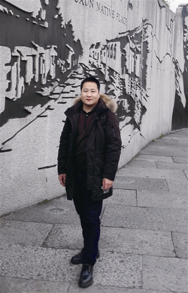 刘福迎 祖籍山东济宁。2012年杭州师范大学美术学院书法篆刻专业毕业。2015年杭州师范大学美术学院书法篆刻方向硕士研究生毕业,导师宋涛、陈根民教授。现为杭州市政协书画院专职画师,杭州书法院研究员,西泠集团特聘教师,杭州市美术职业学校特聘教师,省级书法家协会会员,如一书院书法老师,有丰富的书法及篆刻教学经验,深受学生爱戴。