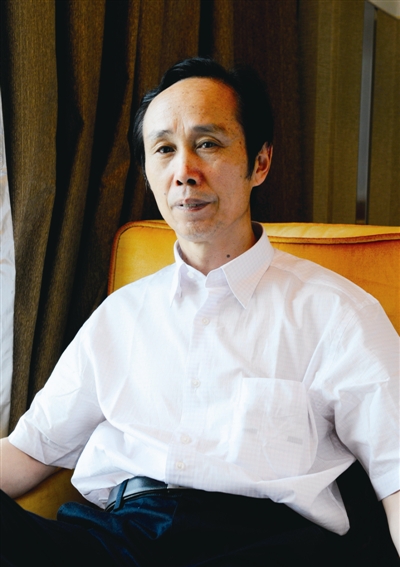 徐双喜 1959年生,浙江诸暨人。中国领导科学研究会常务理事,中国书画艺术研究院常务副院长,北京大学书法艺术研究所客座研究员,北京大学访问学者,被媒体誉为“中国榜书第一人” “世界榜书新冠军”。其自幼酷爱书法,主修行书、草书和榜书,近年偏重于榜书的研究与创作。曾发表诸多学术论文和出版书法作品集等,诸多题词被广泛刻于全国各地风景区、寺庙、商业