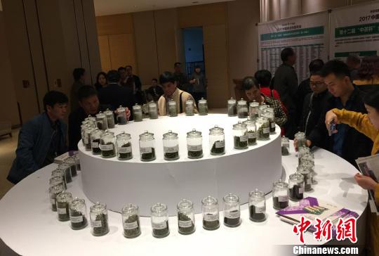 获得全国名优茶金银奖的茶叶引起了与会嘉宾的关注。 获得全国名优茶金银奖的茶叶引起了与会嘉宾的关注。