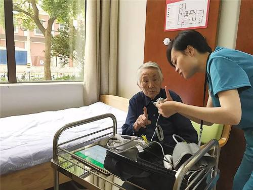 针对中国人的养老思维，中民养老着力深耕社群养老和居家养老这两项近距离养老服务。