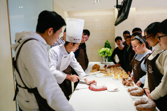 首家高端美食订制培训入驻武汉 开辟健康餐饮新篇章