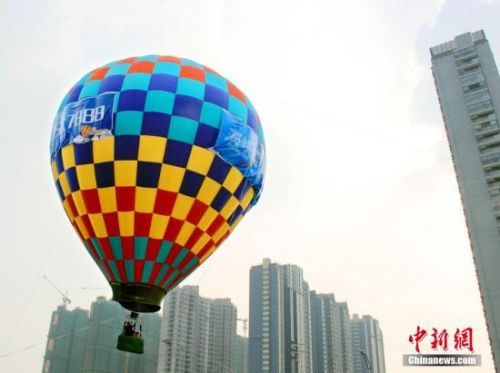 资料图：地产开发商邀请看房者坐热气球俯瞰楼盘。王路宪 摄 图片来源：CNSPHOTO